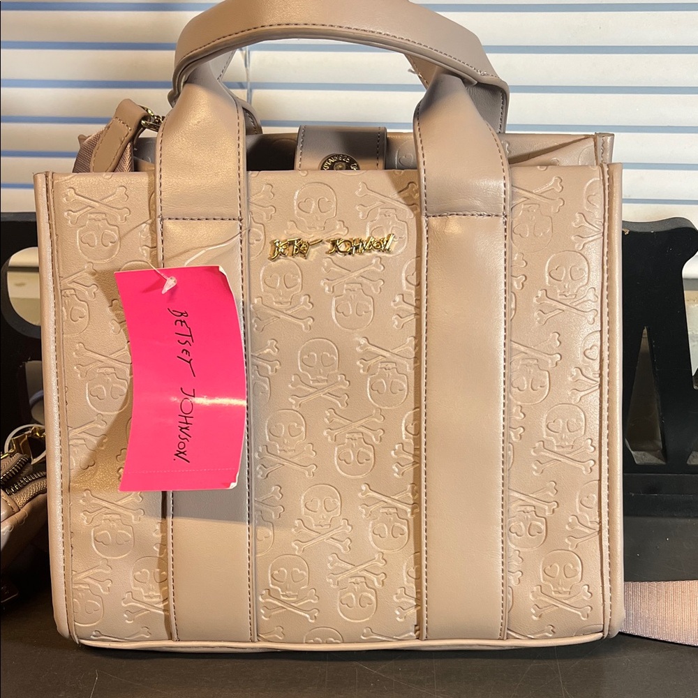 Betsey Johnson Beige crossbody handbag & coin purse💀
